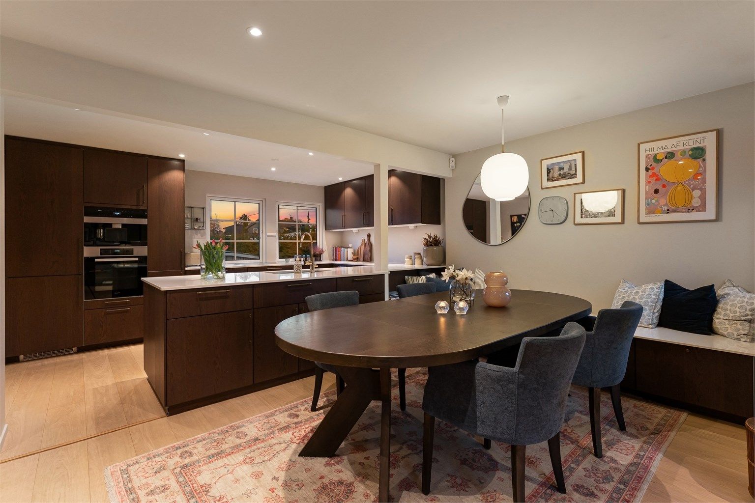 Ved kjøkkenet er det plass for spisestue som gjør kokkeleringen til en hyggelig aktivitet både til hverdags og til fest