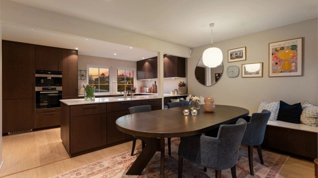 Ved kjøkkenet er det plass for spisestue som gjør kokkeleringen til en hyggelig aktivitet både til hverdags og til fest