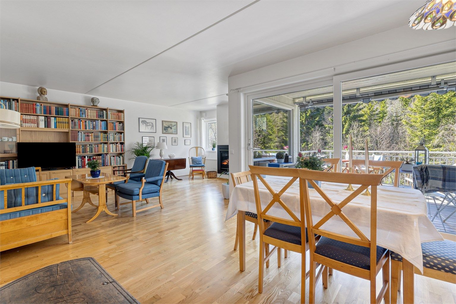 Velkommen til Skyttamyrveien 102, en lys og romslig 3 roms med nydelig usjenert beliggenhet mot marka