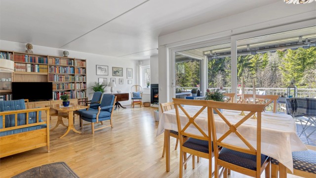 Velkommen til Skyttamyrveien 102, en lys og romslig 3 roms med nydelig usjenert beliggenhet mot marka