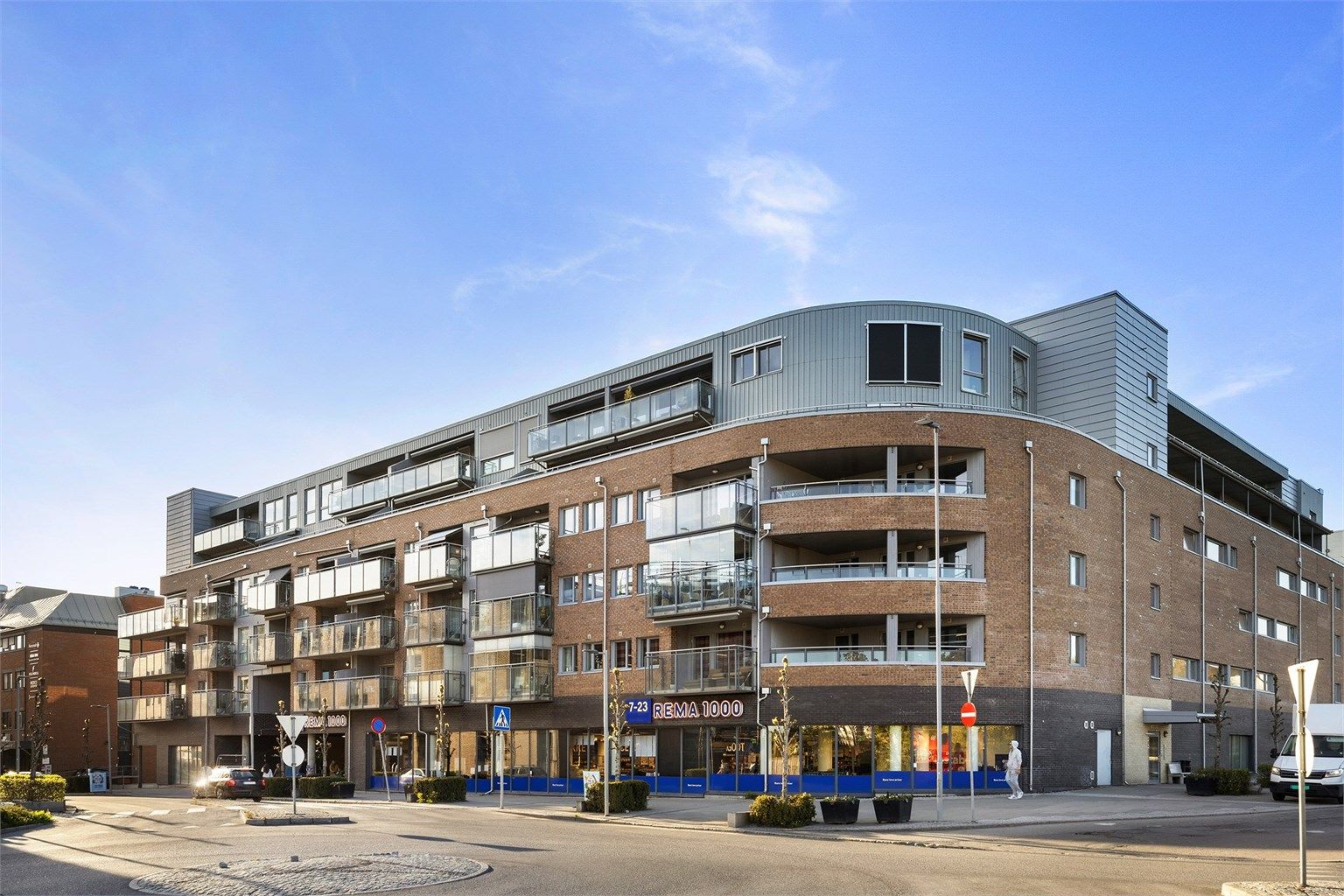 Fra leiligheten er det umiddelbar nærhet til Rema 1000, grønnsakshandler, interiørbutikker, bibliotek, rådhusteater og hyggelige caféer/spisesteder.