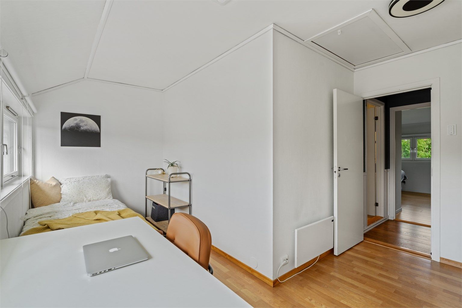 Fra rommet er det adkomst til uinnredet kaldt loft via takluke med stige.
