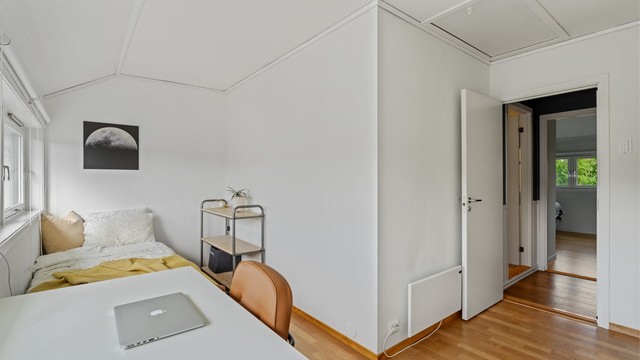 Fra rommet er det adkomst til uinnredet kaldt loft via takluke med stige.