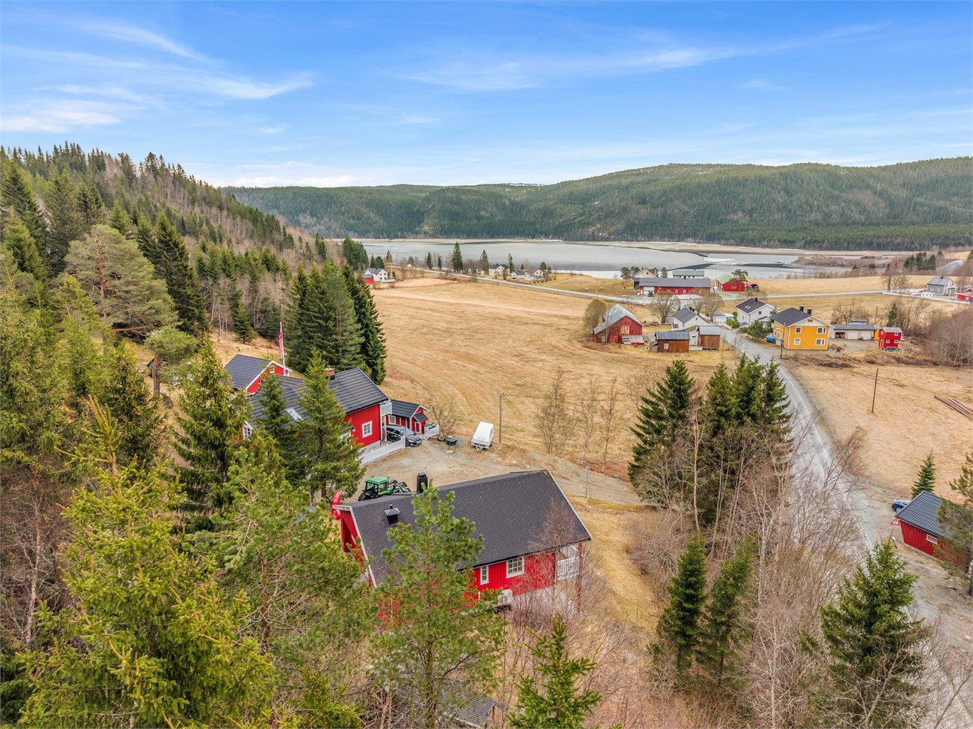 Det er flere barnehager i nærområdet, med blant annet Sletten barnehage ca. 6 minutter unna med bil. Eiendommen har også umiddelbar nærhet til flotte tur- og friluftsområder, og med Selbusjøen så og si rett utenfor inngangsdøren. 