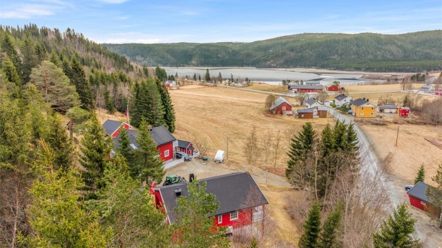 Det er flere barnehager i nærområdet, med blant annet Sletten barnehage ca. 6 minutter unna med bil. Eiendommen har også umiddelbar nærhet til flotte tur- og friluftsområder, og med Selbusjøen så og si rett utenfor inngangsdøren.