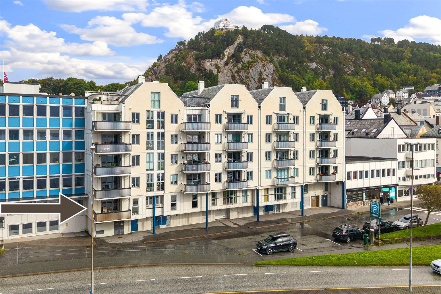 Leiligheten ligger skjermet til i 2 etg. Terrassen vender mot syd og vest. Flott utsikt fra terrassen. 