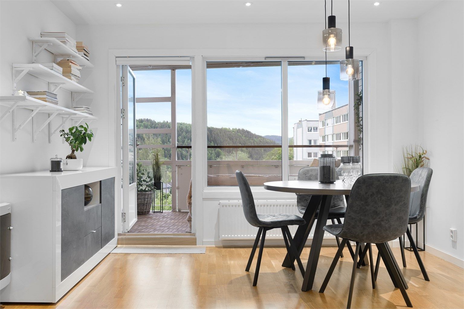 Krogsveen v/Christopher Sand ønsker velkommen til Laurits Grønlands vei 37B