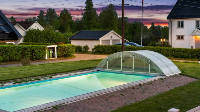 Utsikt fra terrassen til bassenget og hagen