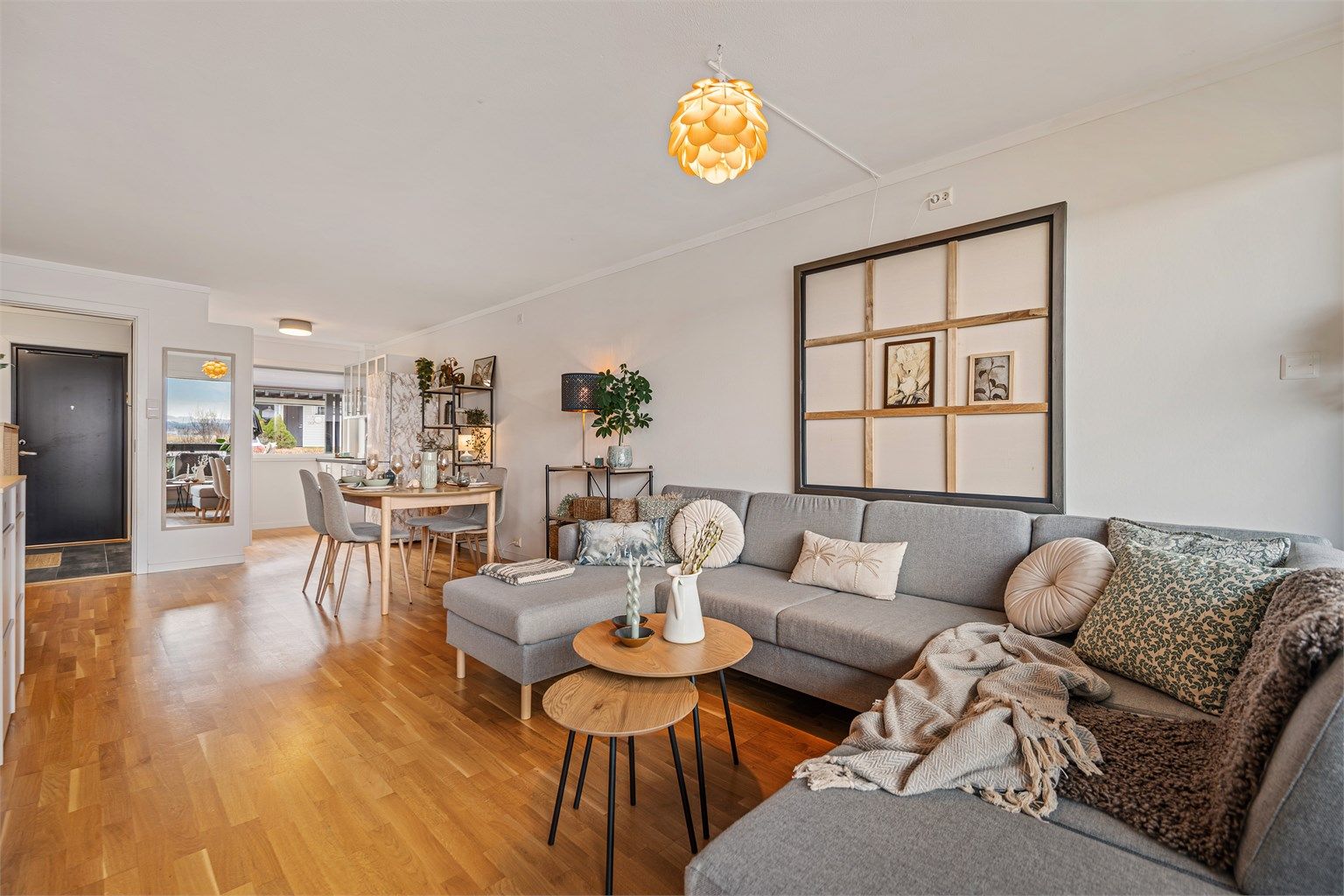 Videre fra entré kommer man inn til lys og åpen stue/kjøkken.  Stue og kjøkken ligger i en delvis åpen løsning, men i hver sin ende av rommet., hvor spisebordet lager et naturlig skille.  