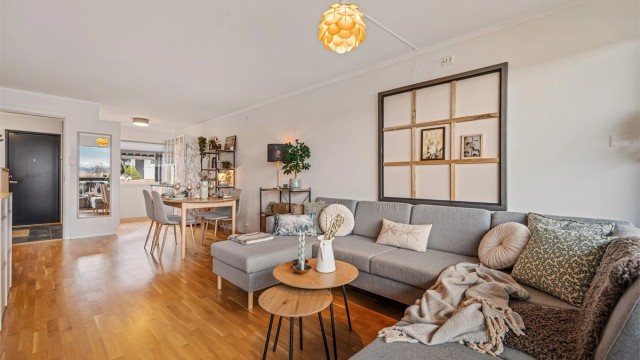 Videre fra entré kommer man inn til lys og åpen stue/kjøkken. Stue og kjøkken ligger i en delvis åpen løsning, men i hver sin ende av rommet., hvor spisebordet lager et naturlig skille.