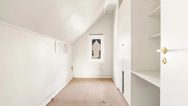 Soverom 4 med fastmontert garderobe og hylleseksjon