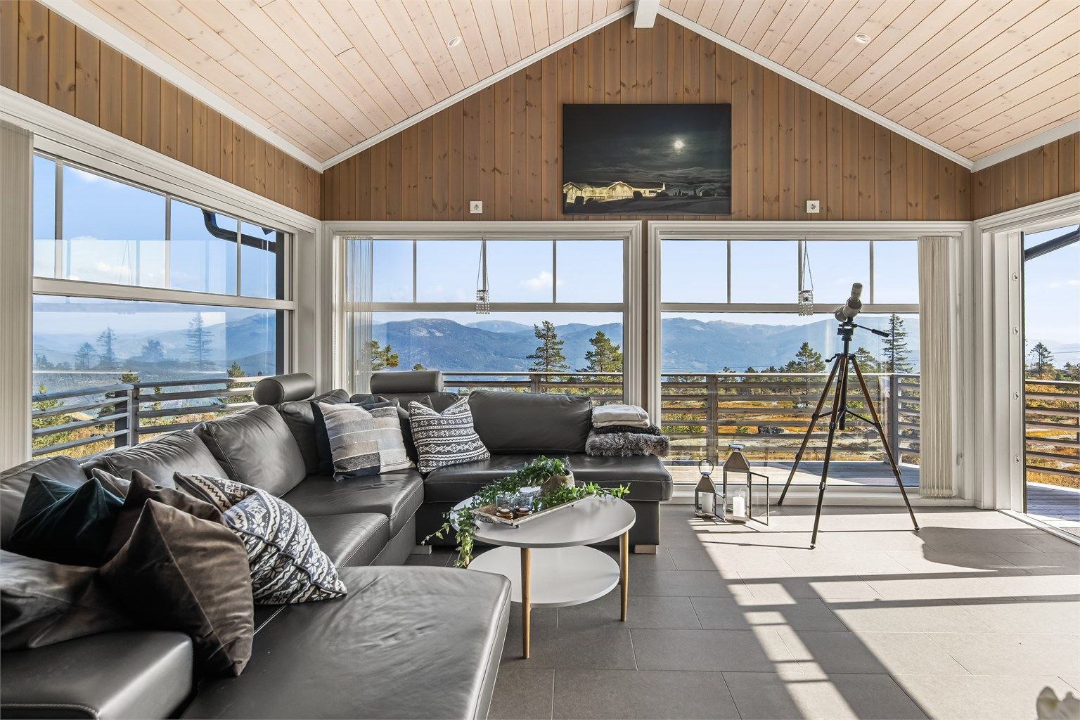 Panoramavinduer gir fenomenal utsikt til omkringliggende fjellkjeder