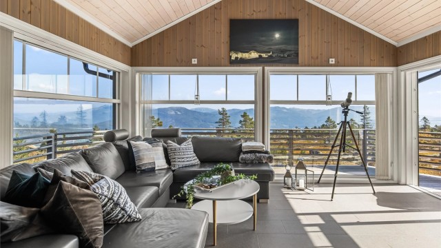 Panoramavinduer gir fenomenal utsikt til omkringliggende fjellkjeder