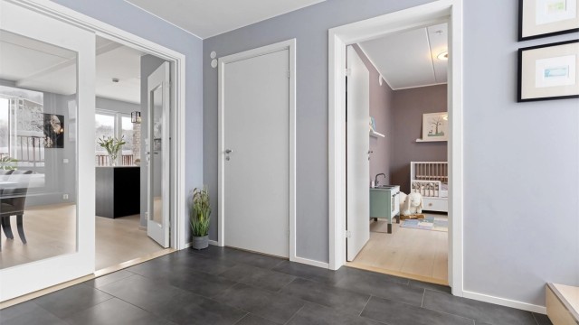 Leiligheten har en lys og romslig entré