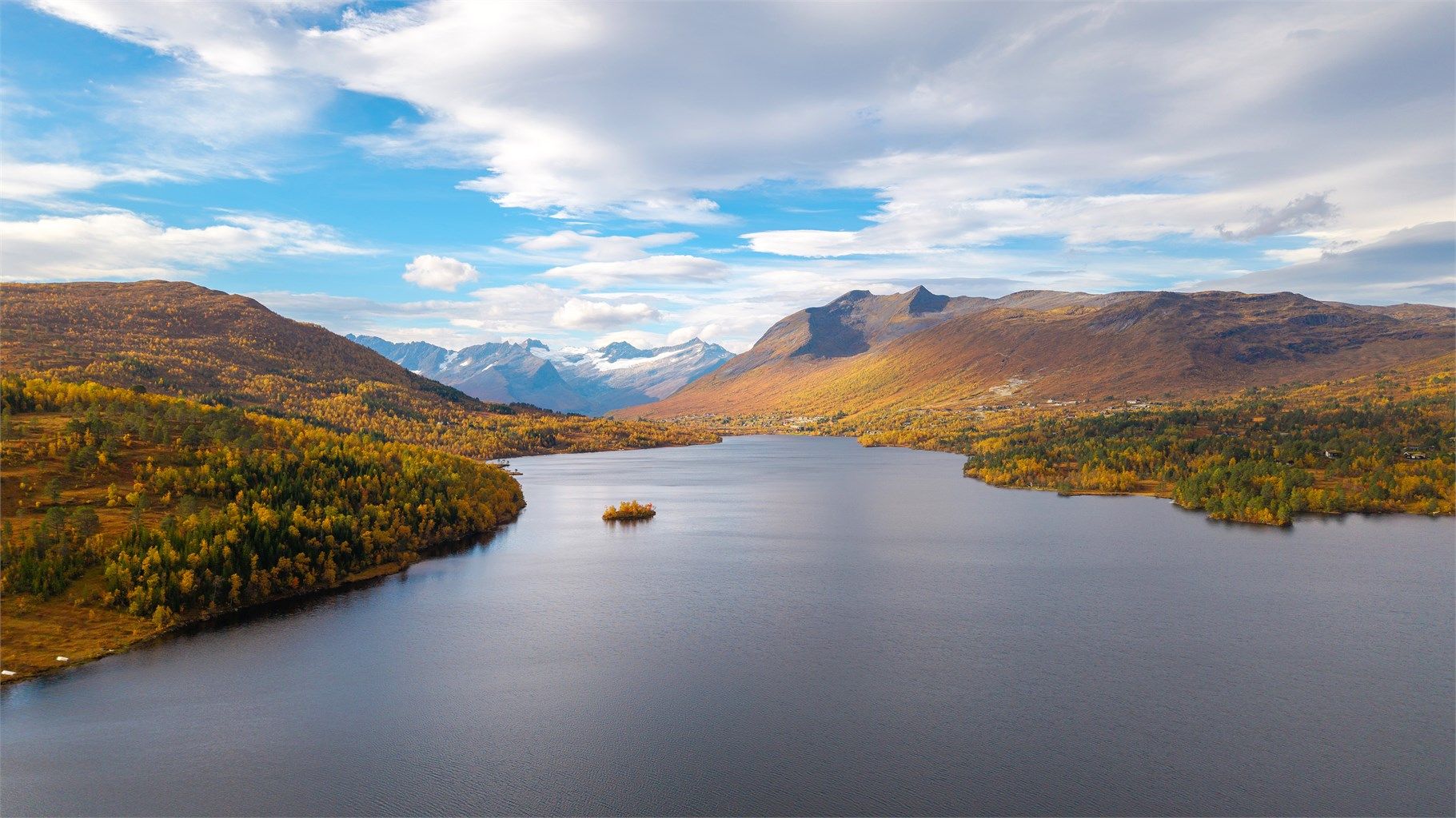 Nysætervannet innbyr til padling, fiske og aktiviteter ved vannkanten.