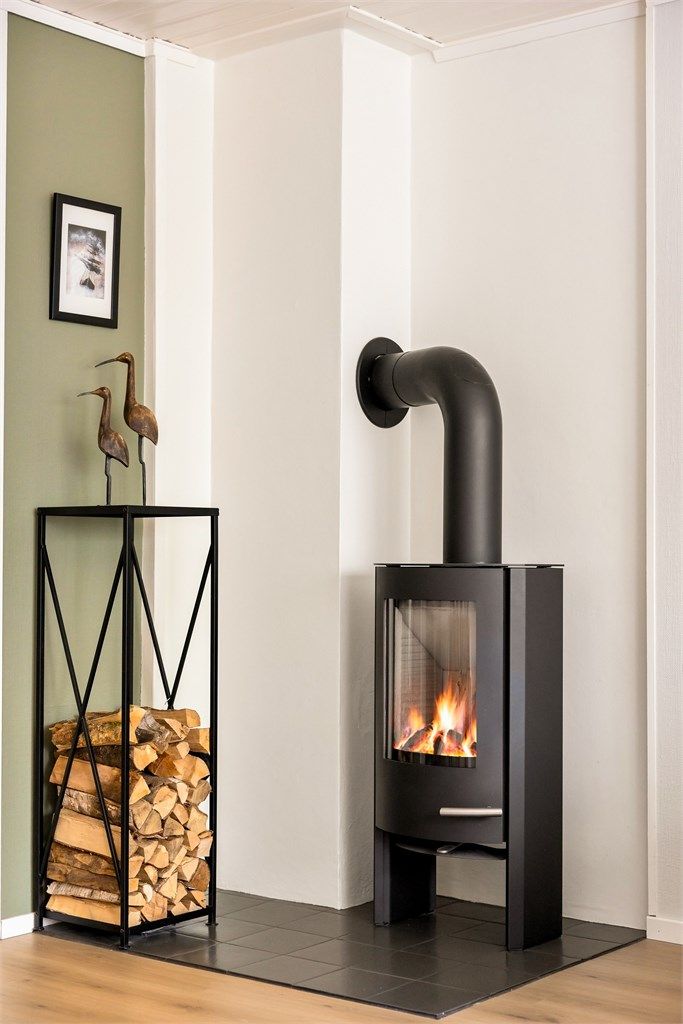 En moderne vedovn sørger for effektiv og god oppvarming. Perfekt for kos og hygge på kalde dager.