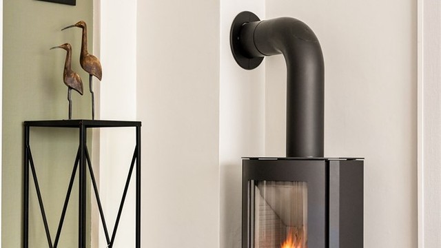 En moderne vedovn sørger for effektiv og god oppvarming. Perfekt for kos og hygge på kalde dager.