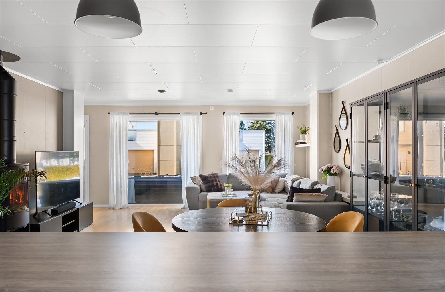 Fra stuen er det utgang til den store markterrassen, som utvider det sosiale arealet på varme dager.