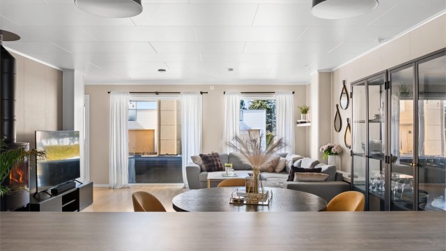 Fra stuen er det utgang til den store markterrassen, som utvider det sosiale arealet på varme dager.