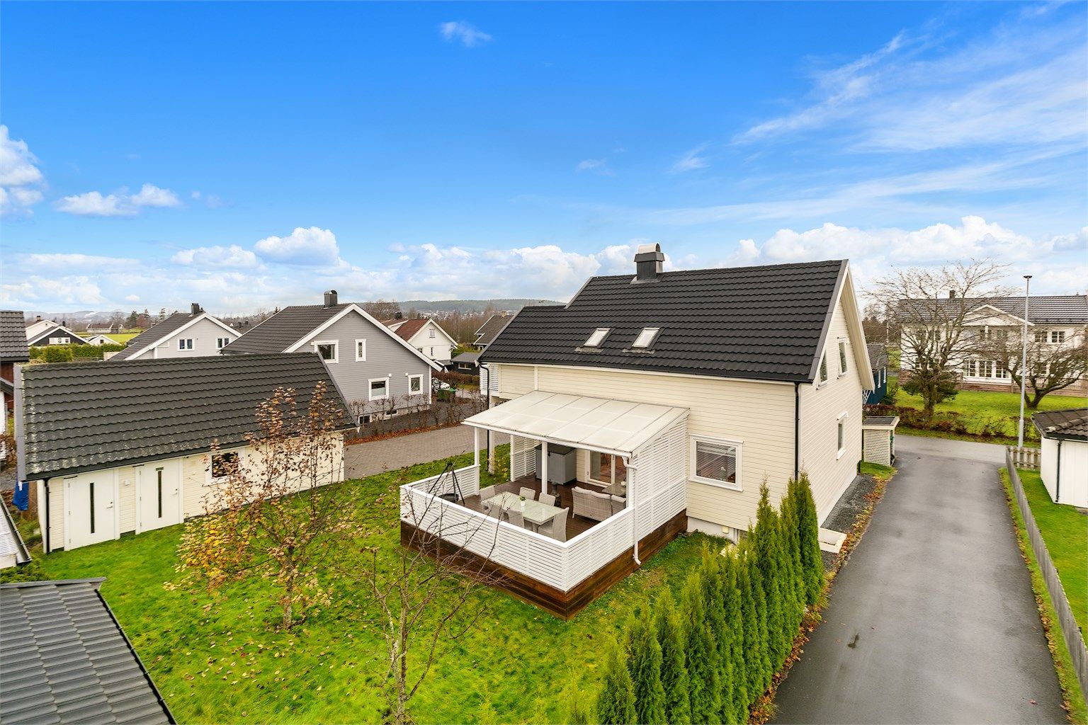 Romslig hage og stor delvis overbygget terrasse