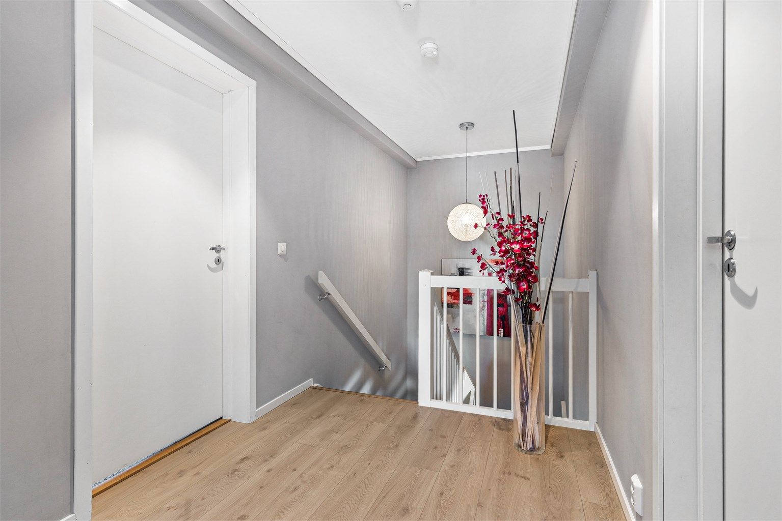 Opp trappen kommer du til gangen som igjen tar deg til etasjens 3 soverom og badet.