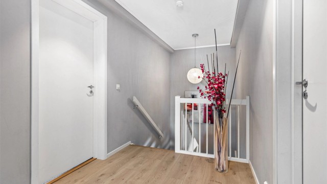 Opp trappen kommer du til gangen som igjen tar deg til etasjens 3 soverom og badet.