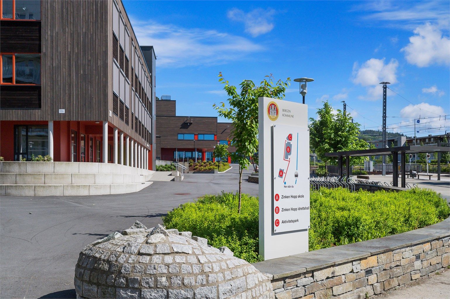 Ca 9 minutter å gå til Zinken Hopp ungdomsskole og idrettshall 