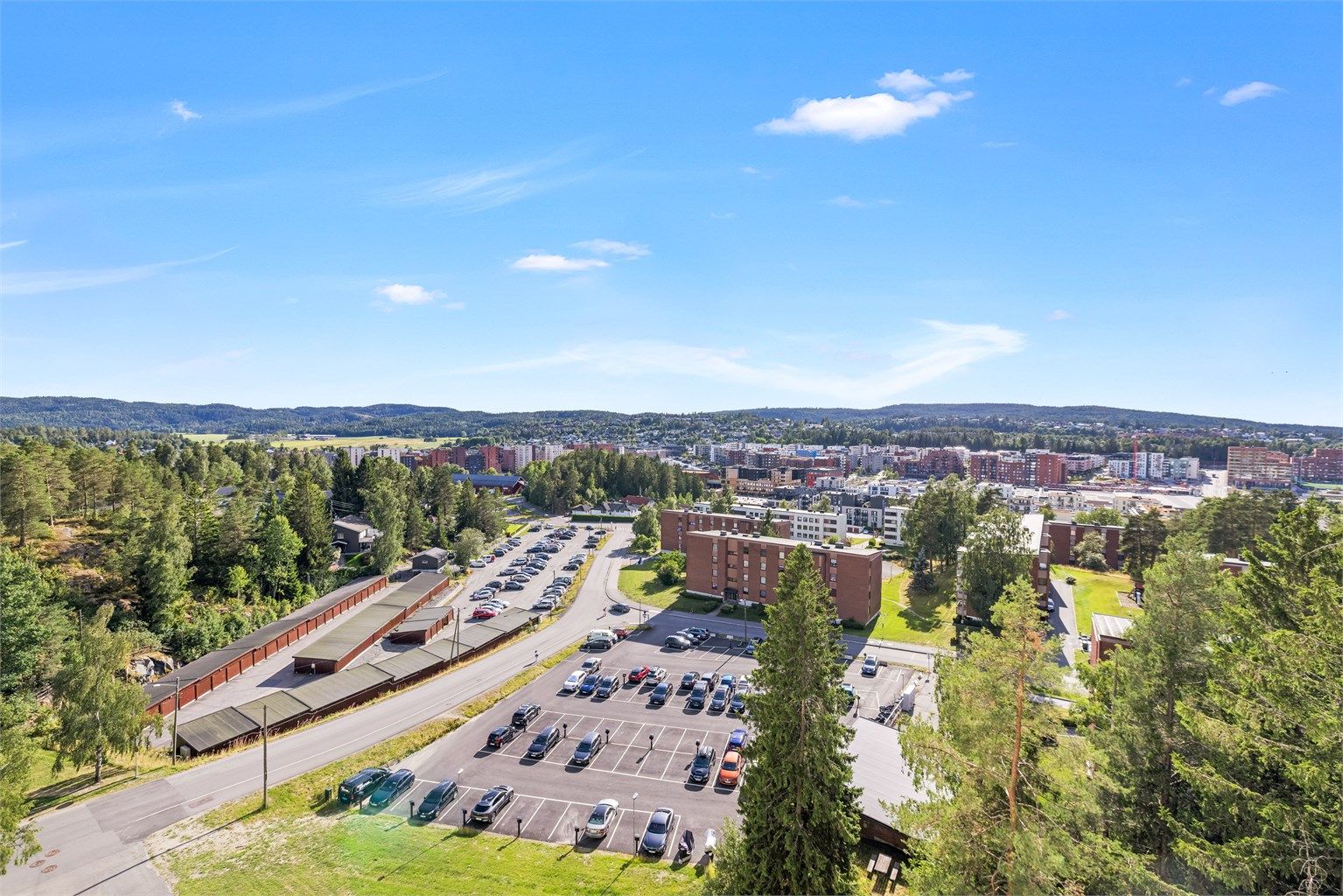 Fra balkongen er det utsikt til dyrelivet i skogholtet samt store deler av Lørenskog.
