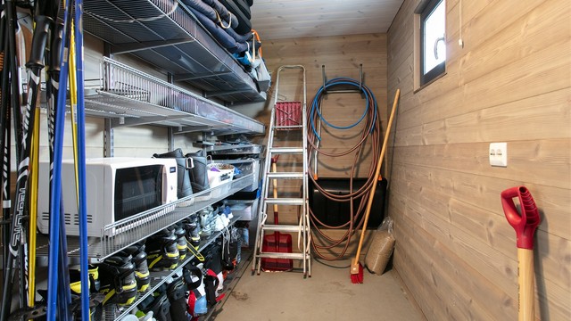 Utvendig sportsbod med god plass til oppbevaring av ski, turutstyr og vedlikeholdsartikler.