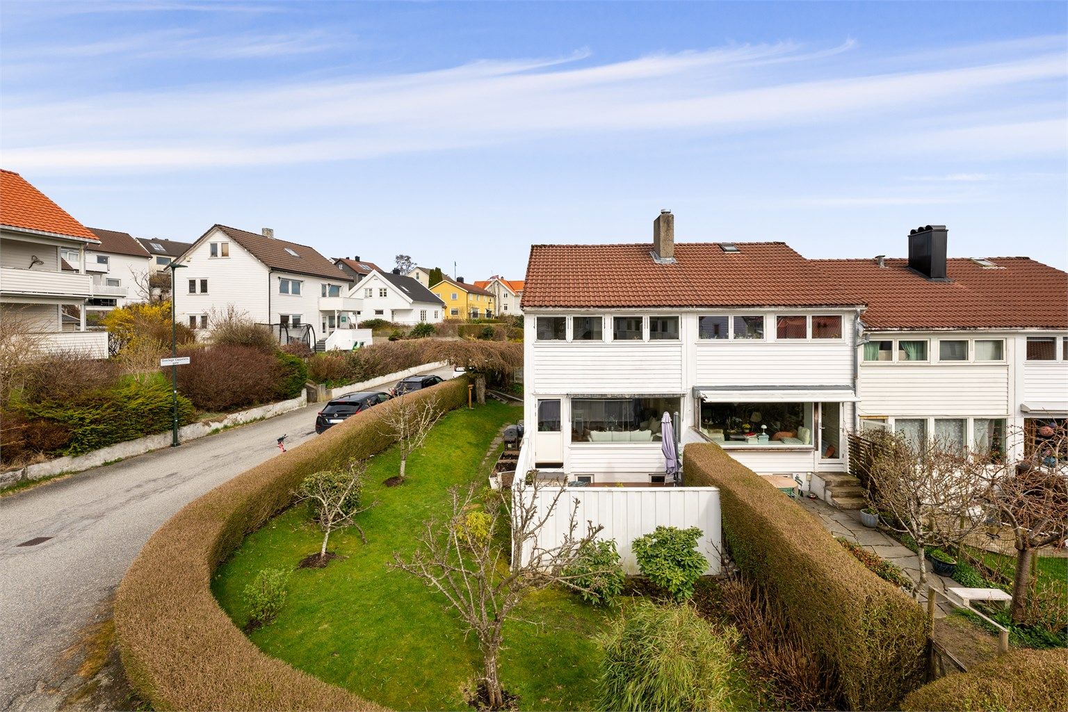 Innholdsrikt enderekkehus i attraktivt område m/solrik terrasse. 3 sov,2 bad, soneparkering i gate. Like ved gamle SUS. Her er det enkelt å ha både hagemøbler, grill, leker for barn m.m. 