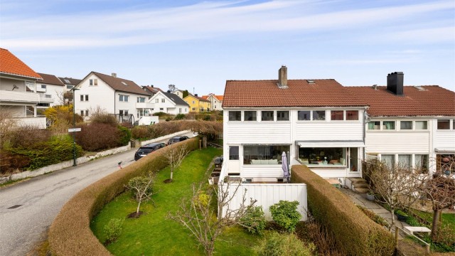 Innholdsrikt enderekkehus i attraktivt område m/solrik terrasse. 3 sov,2 bad, soneparkering i gate. Like ved gamle SUS. Her er det enkelt å ha både hagemøbler, grill, leker for barn m.m.