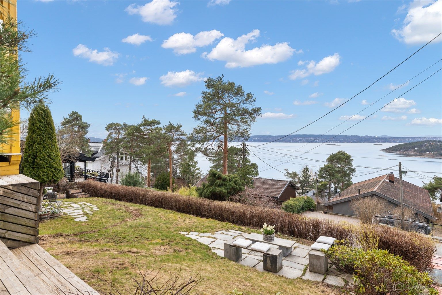  Felles solrik tomt med flott utsikt. Tomten er pent opparbeidet med bl.a. plenarealer og beplantning.