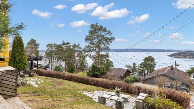 Felles solrik tomt med flott utsikt. Tomten er pent opparbeidet med bl.a. plenarealer og beplantning.