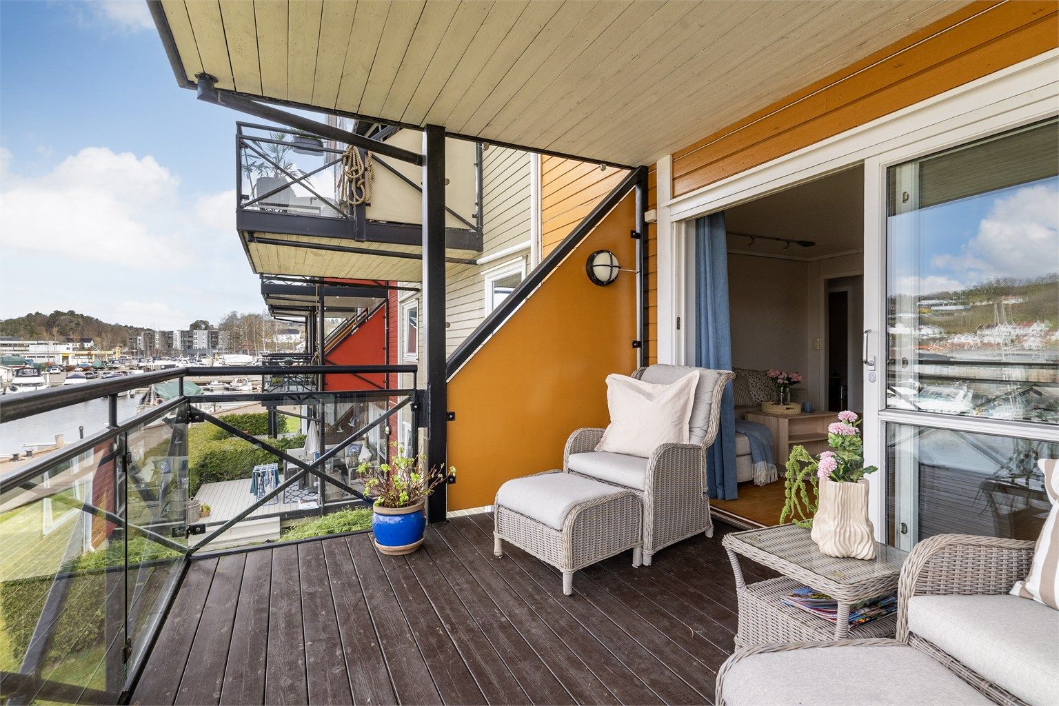 Balkongen er overbygget og har terrassebord på gulvet, samt utelys og stikkontakt.