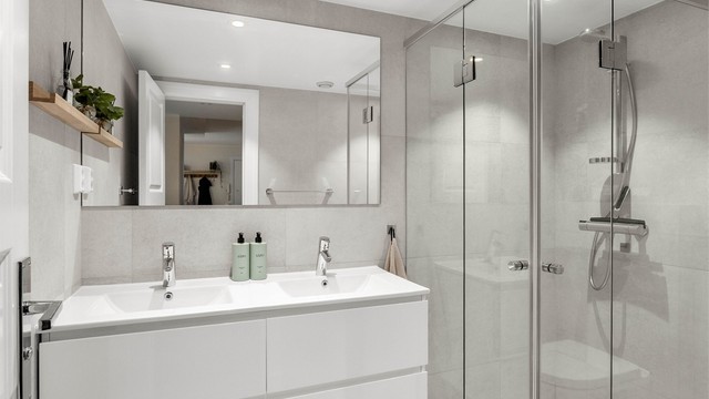 Badet ble oppgradert i 2017 og fremstår stilrent med tidløse materialer og behagelig komfort.