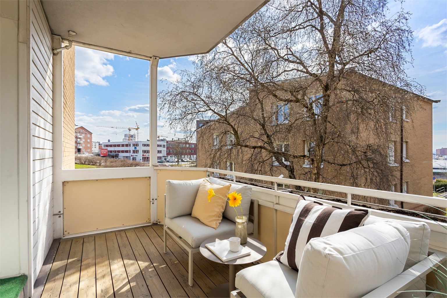 Fra stuen er det utgang til en sydvestvendt balkong på ca. 7 m². Her er det god plass til en sittegruppe for å nyte solen.