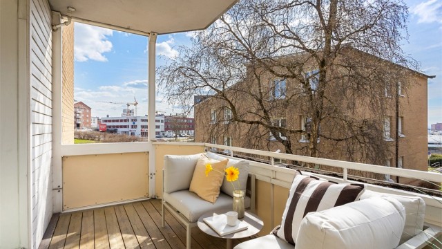 Fra stuen er det utgang til en sydvestvendt balkong på ca. 7 m². Her er det god plass til en sittegruppe for å nyte solen.