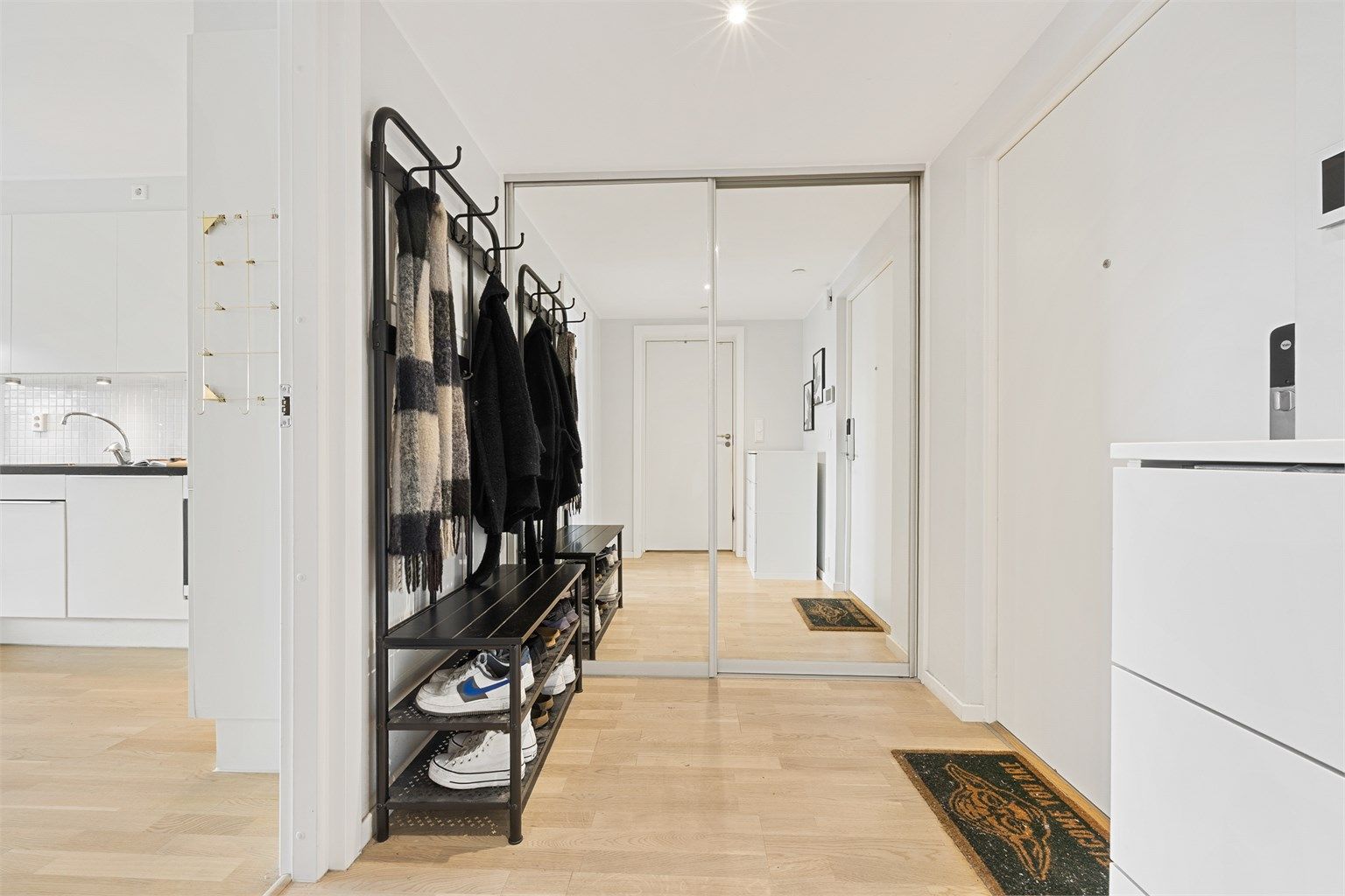 Leiligheten har en lys og romslig entré med gode muligheter for oppheng og oppbevaring av yttertøy.