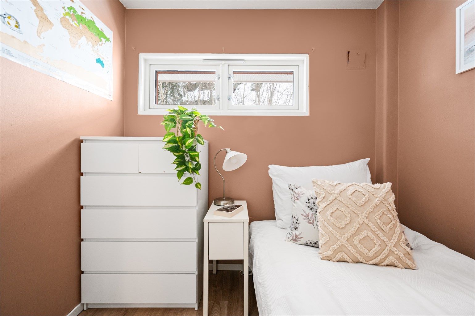 Vegger malt i 2019 gir rommet et oppdatert og tidsriktig preg.