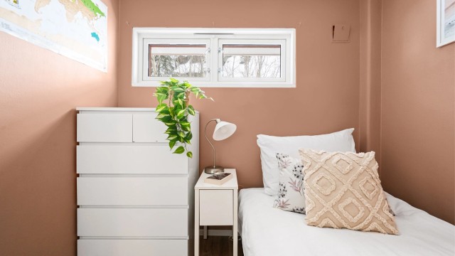 Vegger malt i 2019 gir rommet et oppdatert og tidsriktig preg.