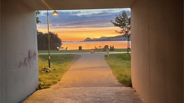 Fra eiendommen er det gangvei under veien ned til friområdet på Sandingane