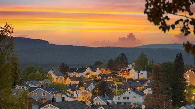Huset er beliggende i helning, over omkringliggende hus