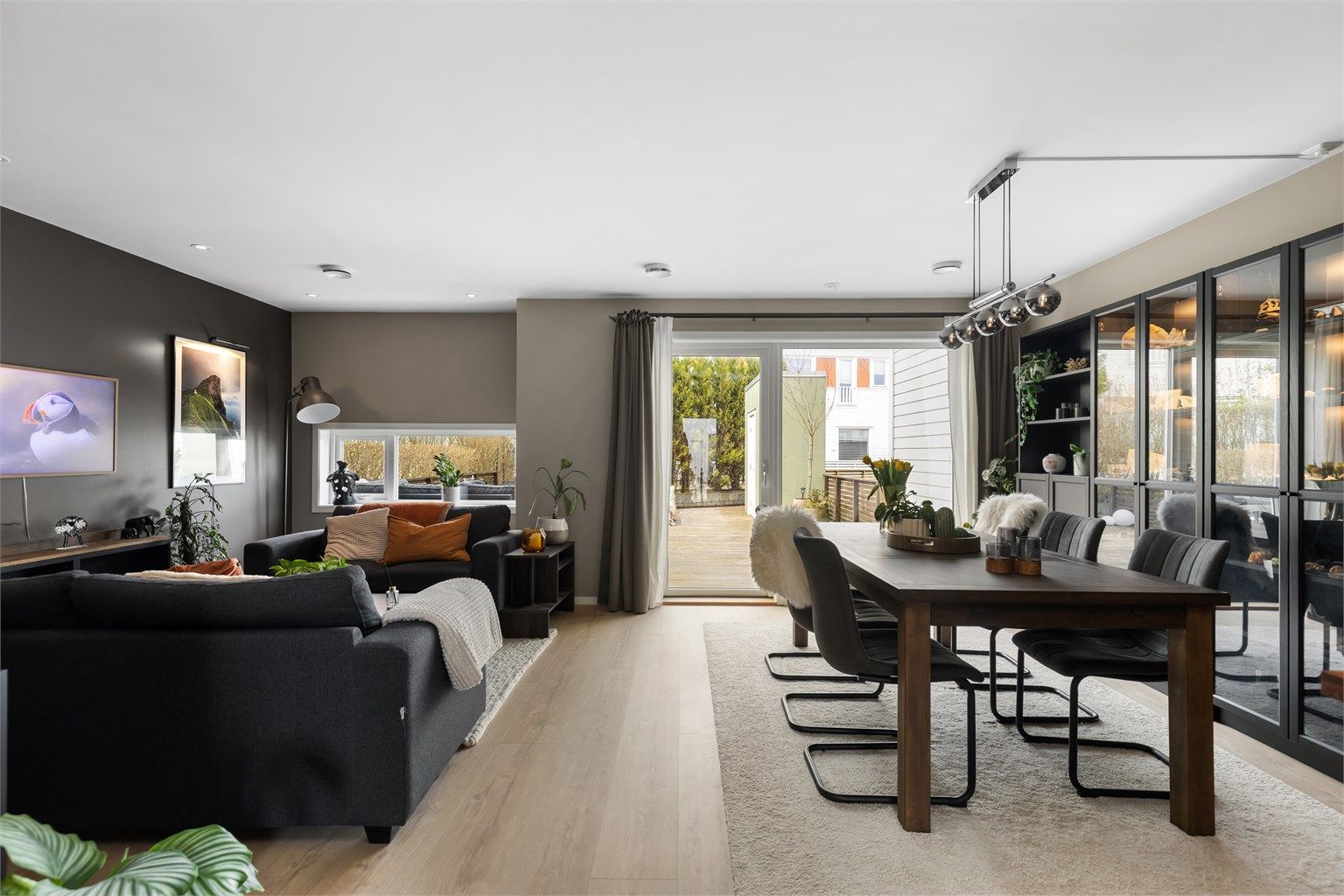 Stuen er romslig og lett å møblere, med plass til både sofagruppe og spisebord.