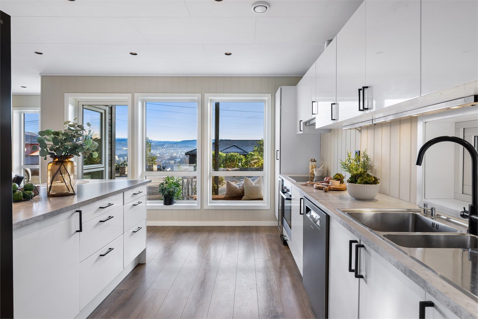 Godt med dagslys og utgang til solplass og hage