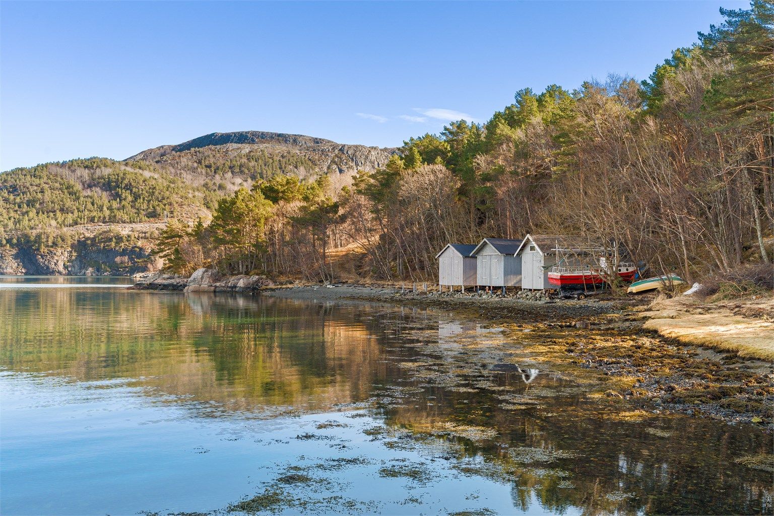 I tillegg har eiendommen tinglyst veirett og naustrett. Hytta disponerer naustplassen på enden ved stranda. 