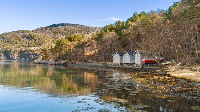 I tillegg har eiendommen tinglyst veirett og naustrett. Hytta disponerer naustplassen på enden ved stranda.