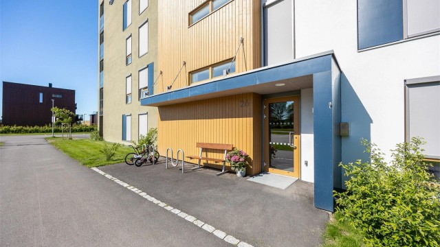Yttervegger i stål-, betong- og trekonstruksjon med pussede overflater og trepanel.