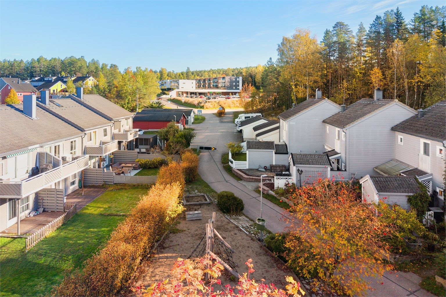 Området har gangavstand til både Bøleråsen skole og bussholdeplass med linje 510.