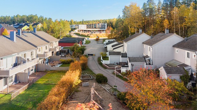 Området har gangavstand til både Bøleråsen skole og bussholdeplass med linje 510.