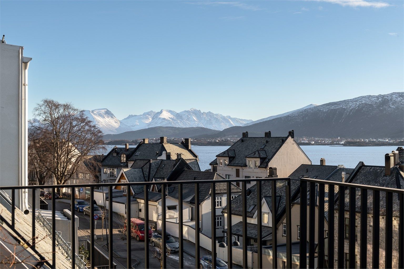 Nydelig utsikt fra terrassen. Solfra 9 om morgene til 19-20 tida på kvelden